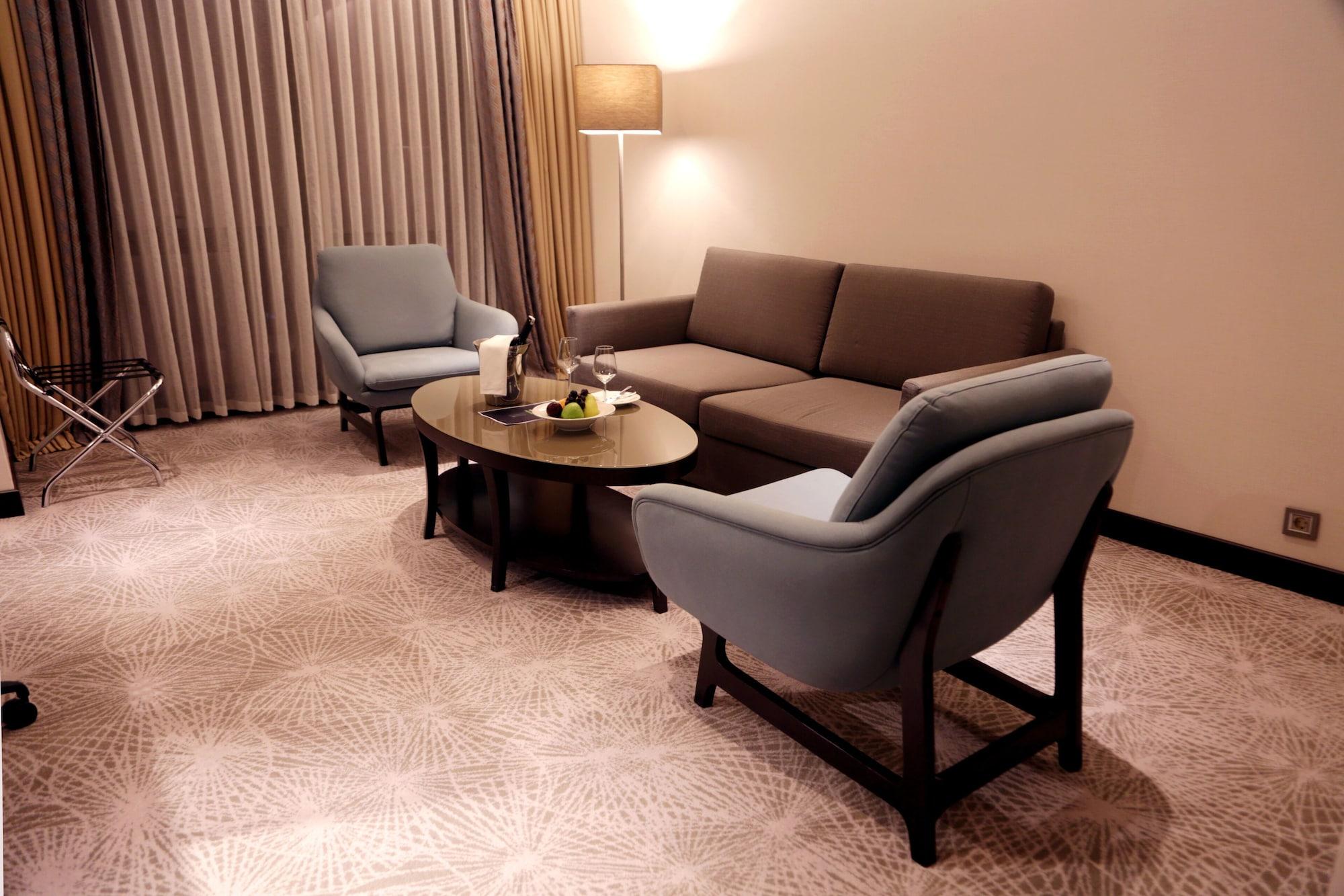 Hotel Doubletree By Hilton Istanbul Umraniye Esterno foto A living room in a hotel suite
