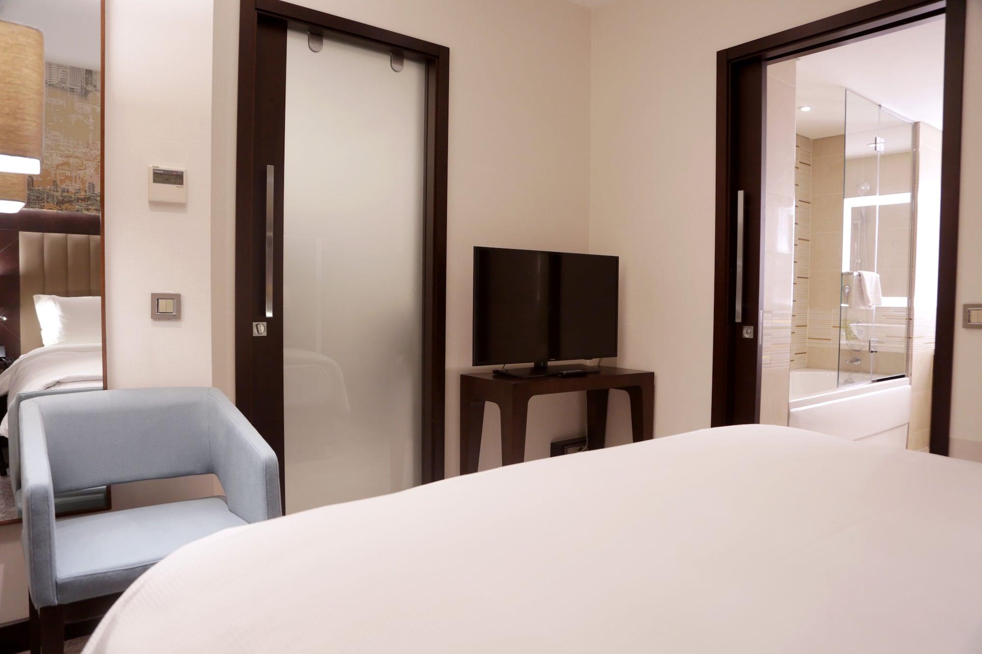 Hotel Doubletree By Hilton Istanbul Umraniye Esterno foto A room at the hotel