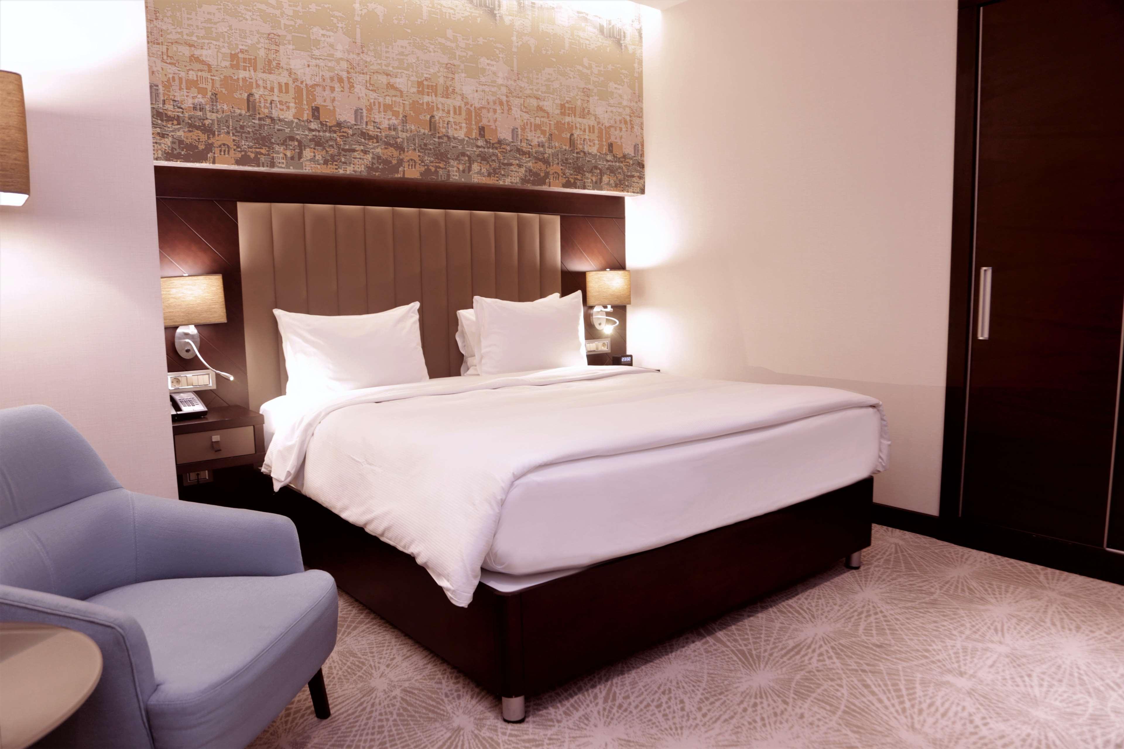 Hotel Doubletree By Hilton Istanbul Umraniye Esterno foto A bedroom at the hotel