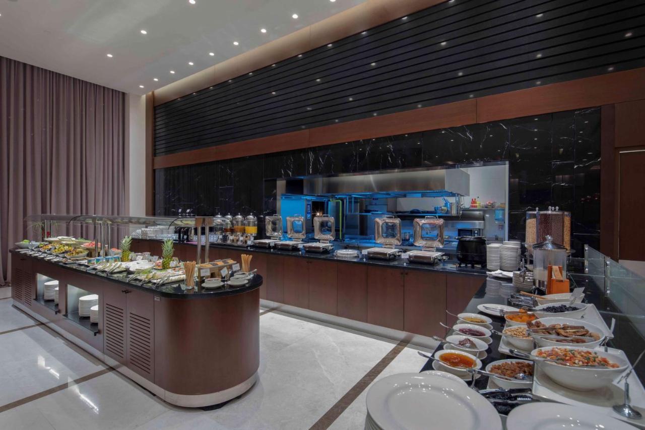 Hotel Doubletree By Hilton Istanbul Umraniye Esterno foto The buffet at the lounge