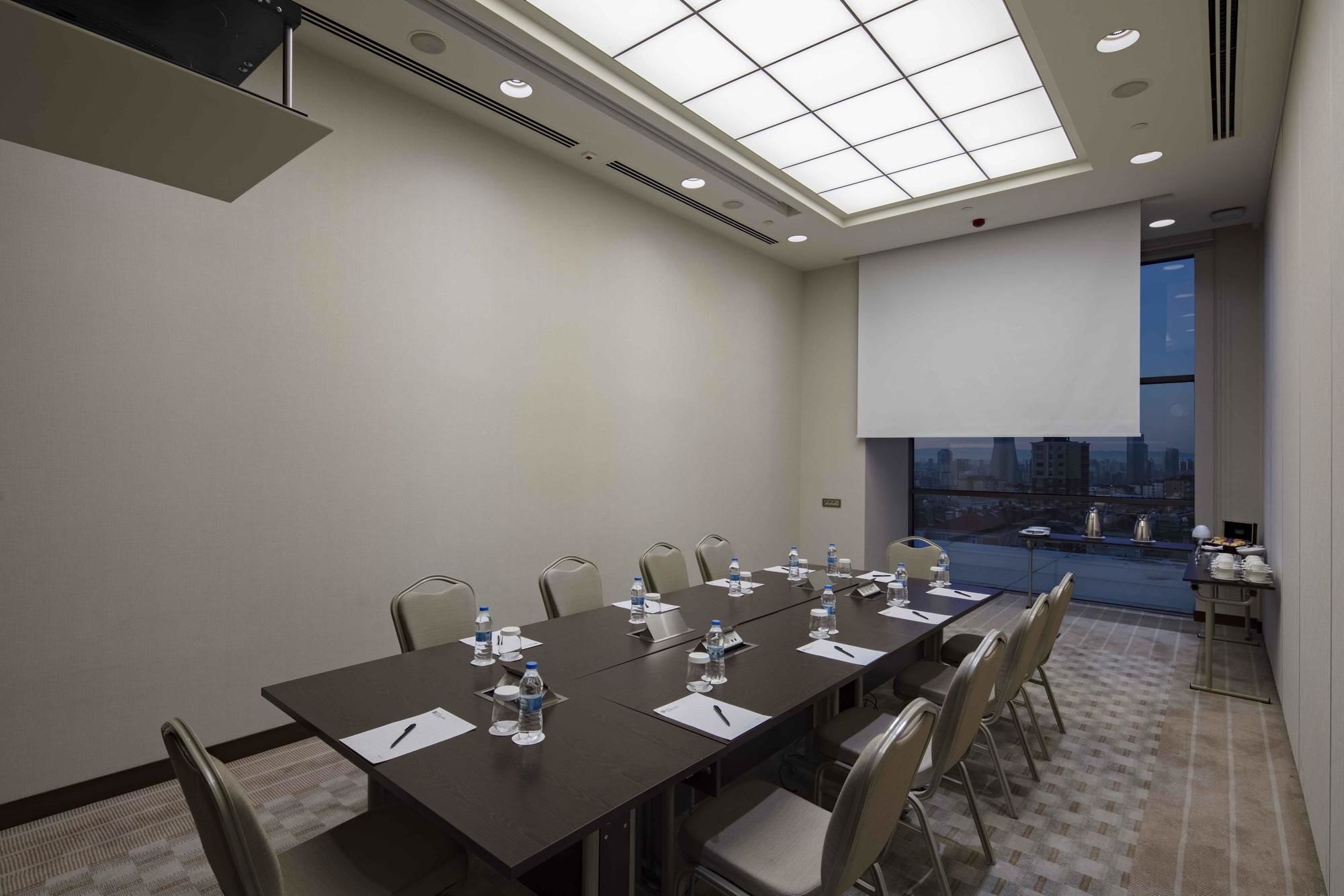 Hotel Doubletree By Hilton Istanbul Umraniye Esterno foto Meeting room
