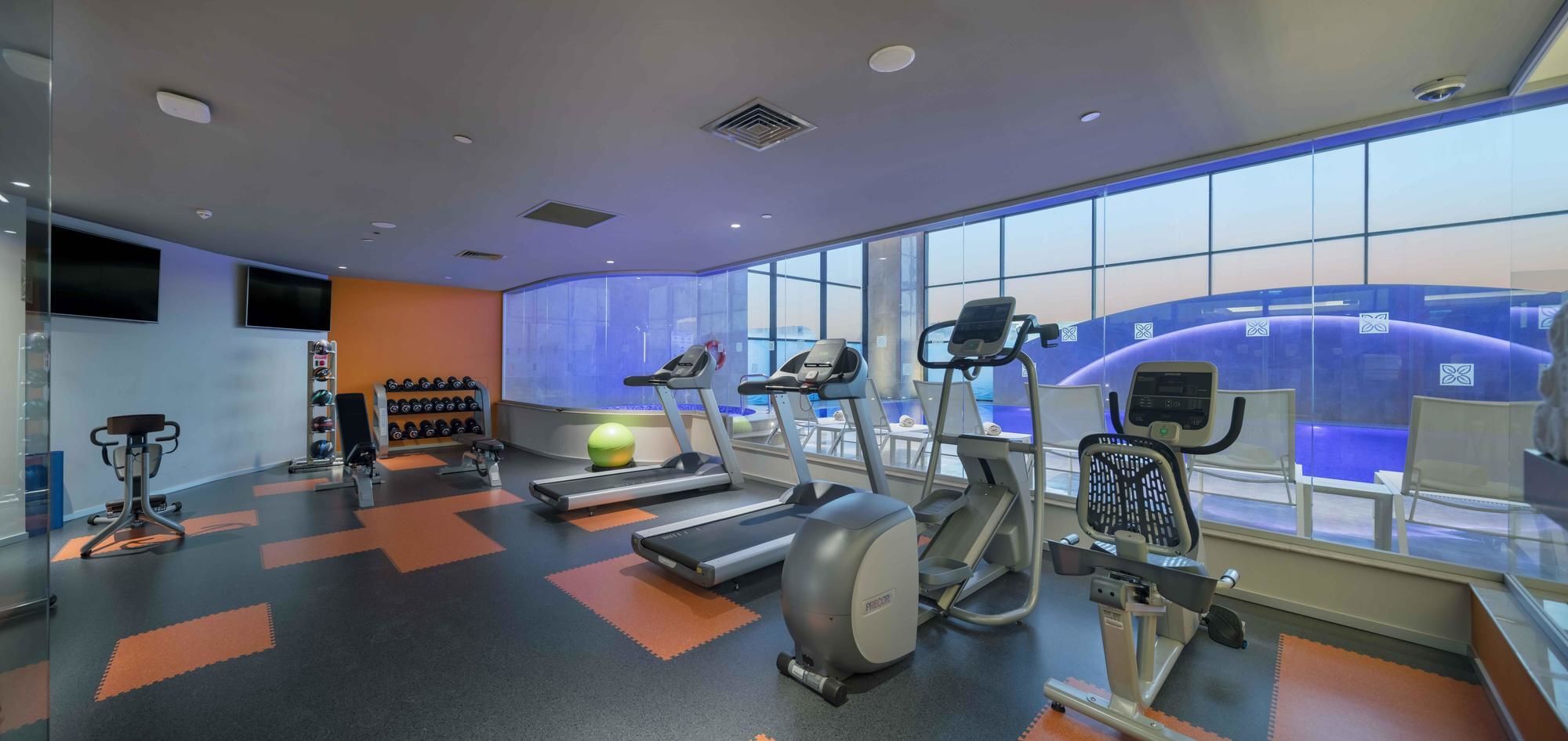 Hotel Doubletree By Hilton Istanbul Umraniye Esterno foto A gym at a hotel