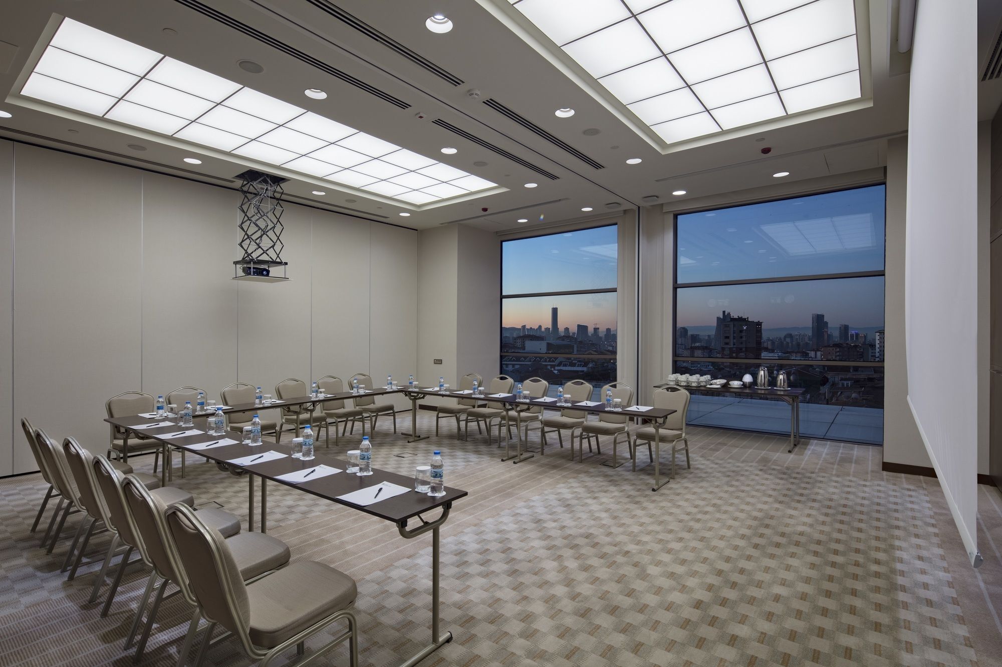 Hotel Doubletree By Hilton Istanbul Umraniye Esterno foto Meeting room