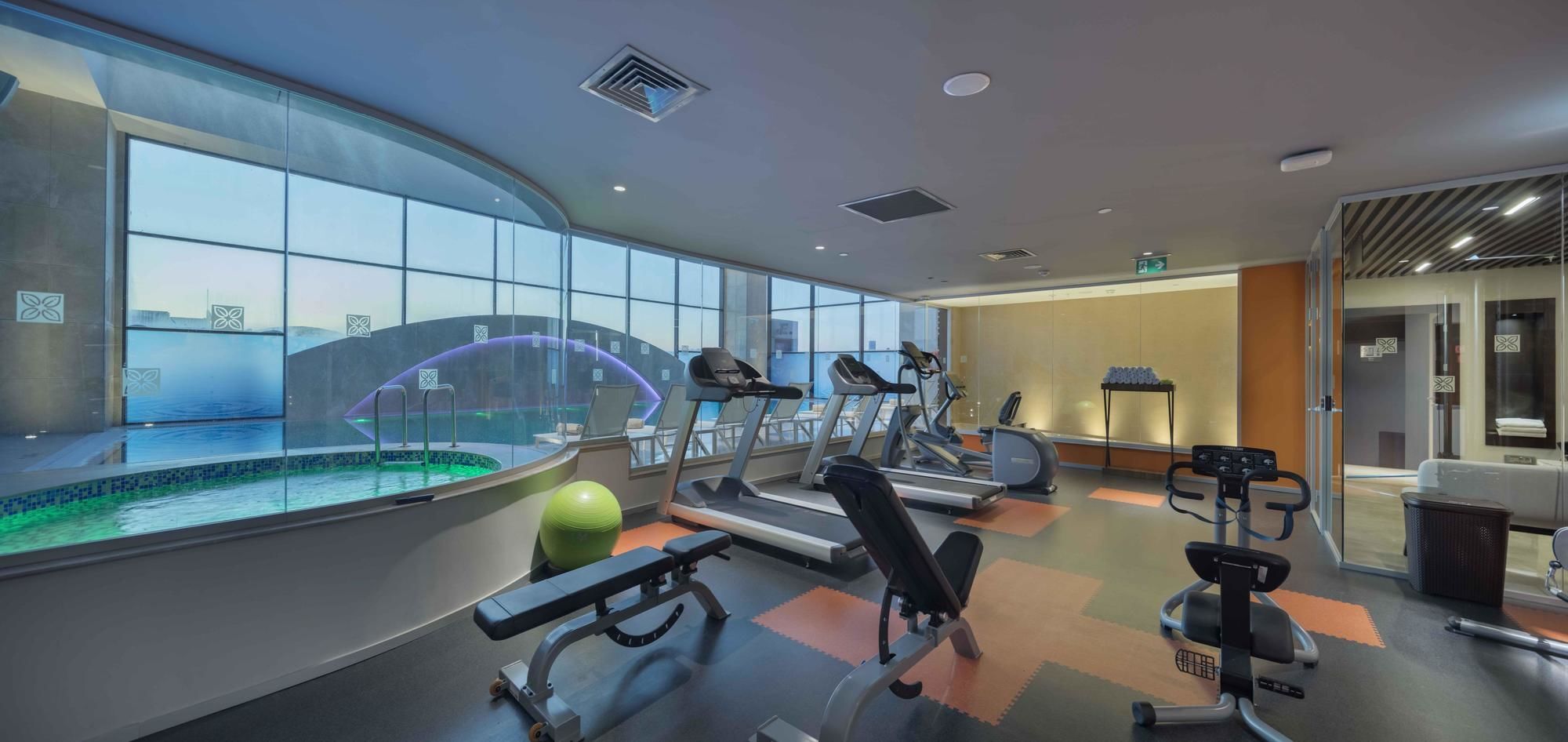 Hotel Doubletree By Hilton Istanbul Umraniye Esterno foto The gym at the hotel