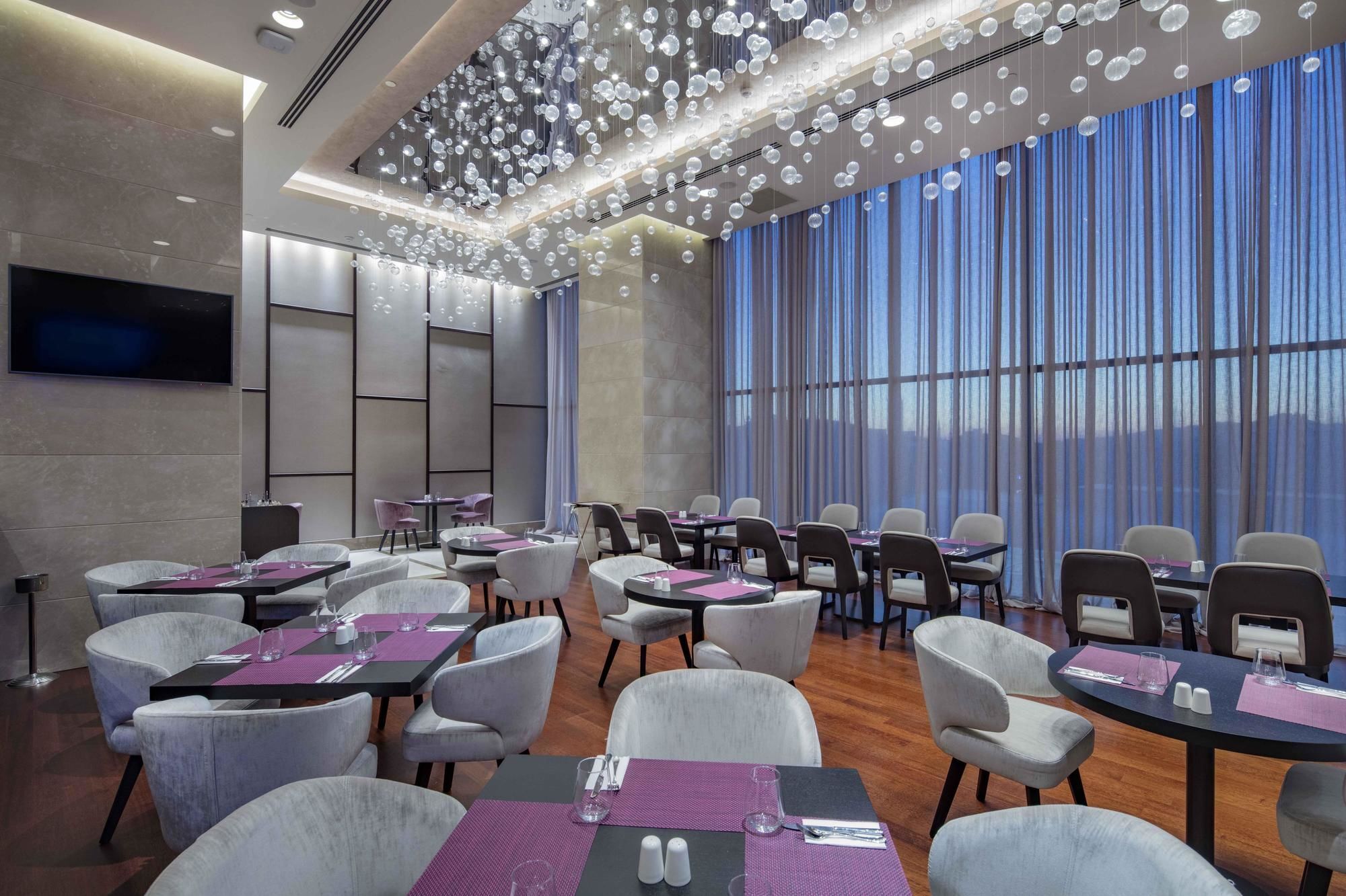 Hotel Doubletree By Hilton Istanbul Umraniye Esterno foto The lounge at the airport